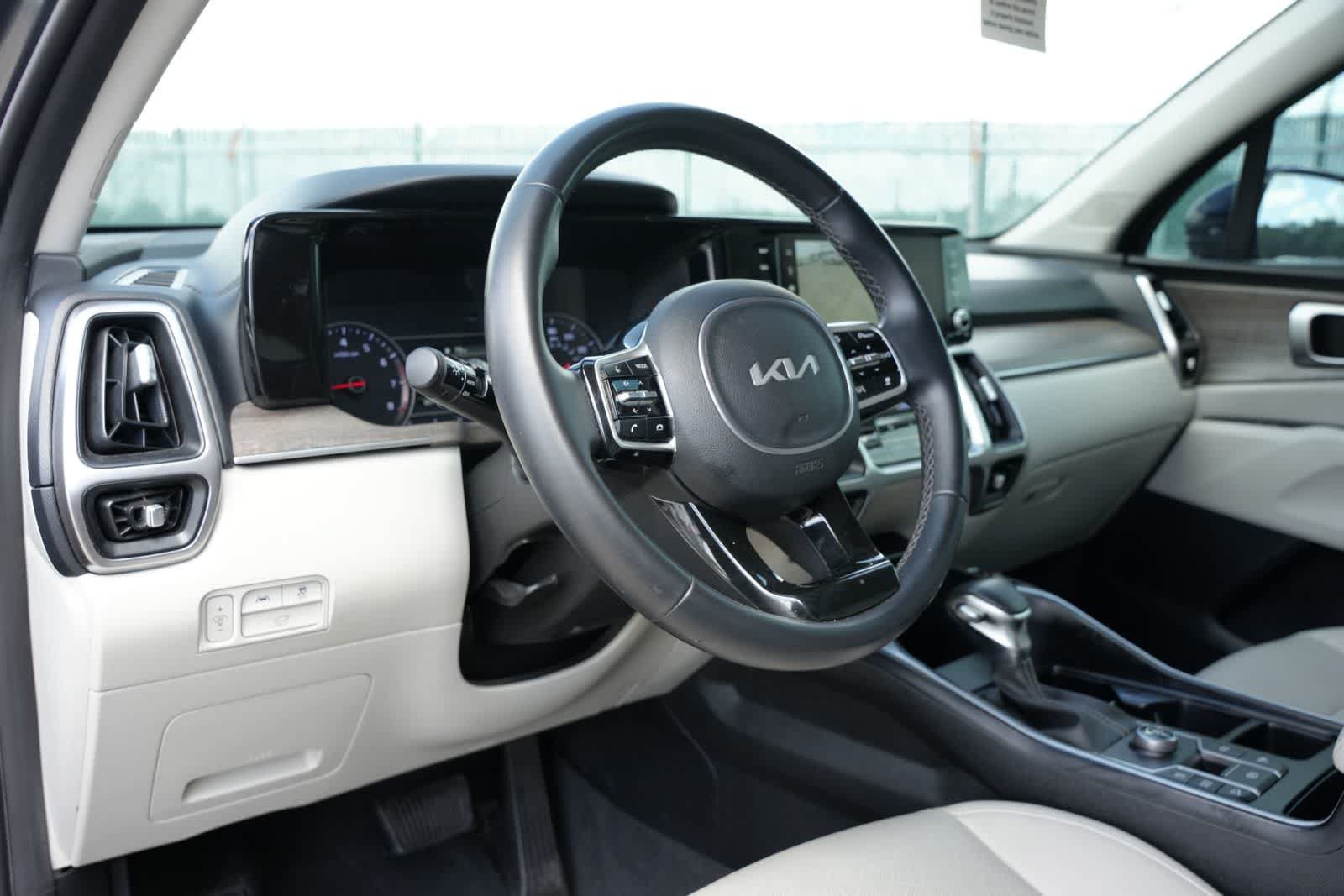 Used 2022 Kia Sorento EX w/ Panoramic Sunroof Package FWD image 16