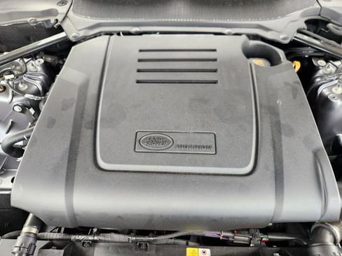 Used 2025 Land Rover Discovery S image 32