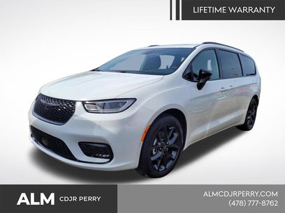 New 2026 Chrysler Pacifica Limited w/ Uconnect Theater Family Group