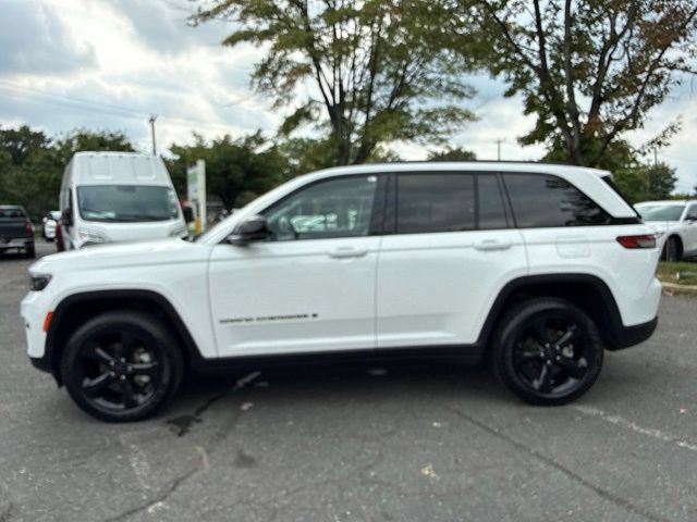 Used 2023 Jeep Grand Cherokee Limited w/ Black Appearance Package AWD/4WD image 20