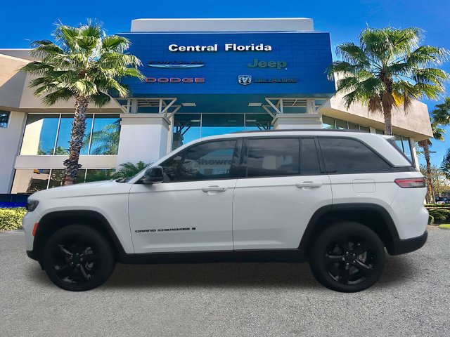 Used 2023 Jeep Grand Cherokee Altitude AWD/4WD image 8