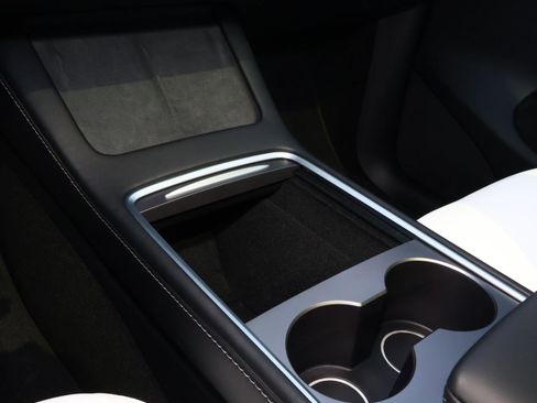 Used 2025 Tesla Model Y Performance image 23