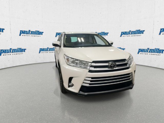 Used 2017 Toyota Highlander XLE FWD image 3