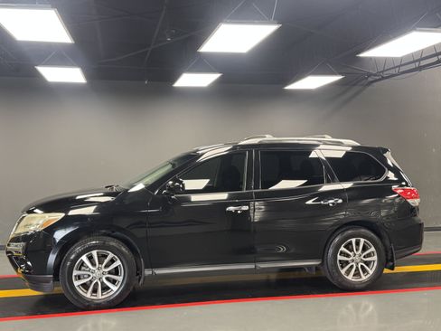 Used 2014 Nissan Pathfinder SV w/ Trailer Tow Package FWD image 3