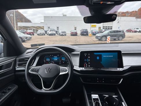Used 2025 Volkswagen Atlas Cross Sport SE image 34