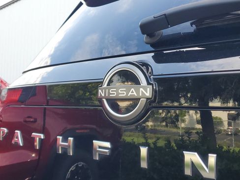 Used 2025 Nissan Pathfinder SL FWD image 6