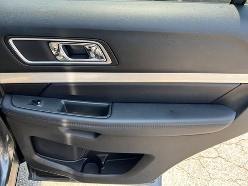 Used 2017 Ford Explorer XLT FWD image 19