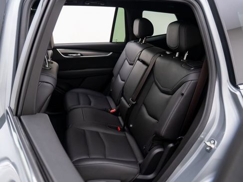 Used 2025 Cadillac XT6 Luxury image 16
