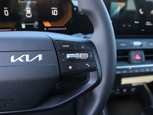 New 2025 Kia K4 LXS image 30