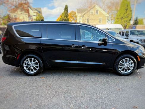 New 2026 Chrysler Pacifica Select image 4