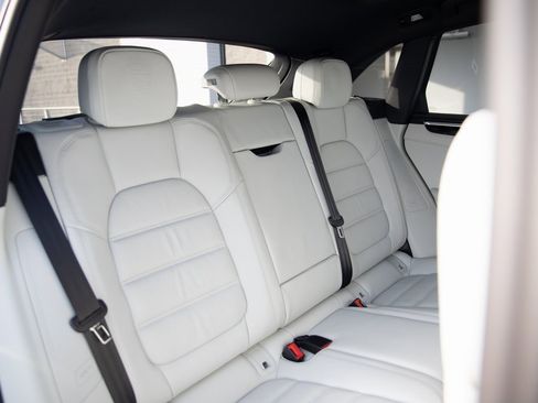 Certified 2024 Porsche Macan image 27