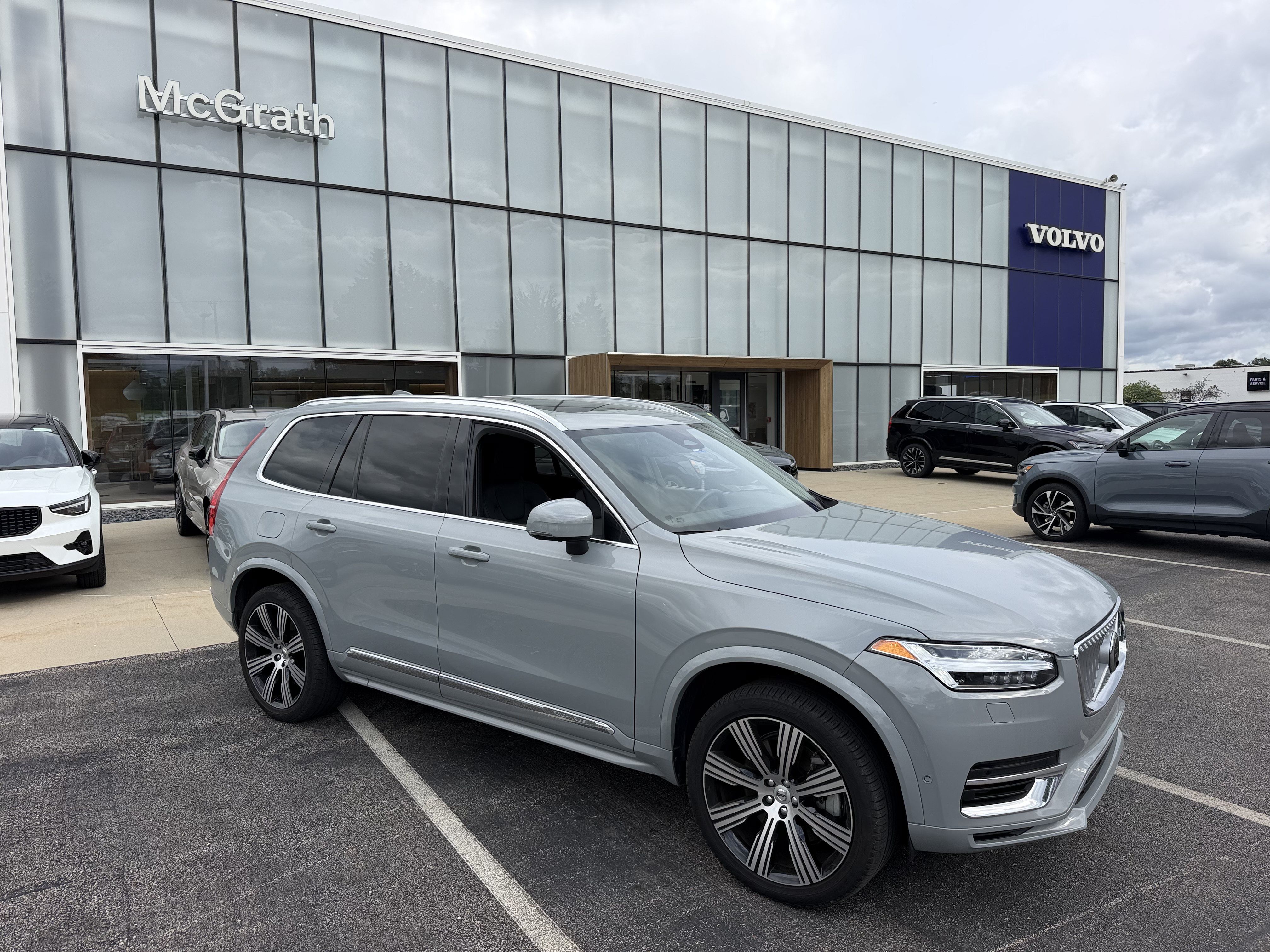 Used 2024 Volvo XC90 T8 Plus w/ Protection Package Premier AWD/4WD image 3