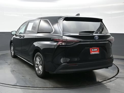Used 2024 Toyota Sienna LE image 4