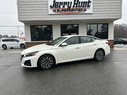 Used 2023 Nissan Altima 2.5 SV image 1