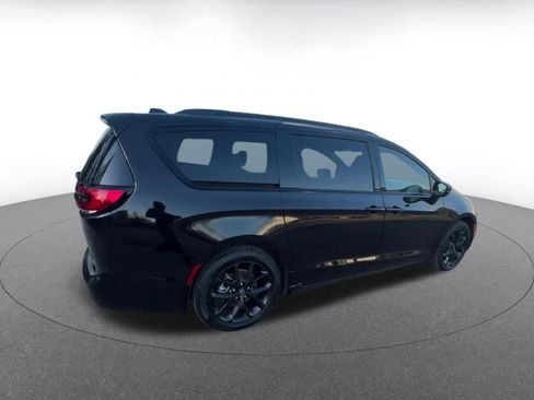 Used 2025 Chrysler Pacifica Limited image 14