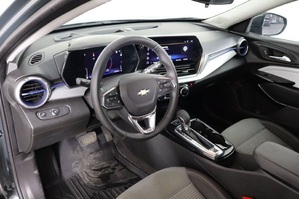 Used 2025 Chevrolet Trax LT w/ Sunroof Package FWD image 25