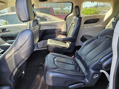 Used 2022 Chrysler Pacifica Touring-L image 5