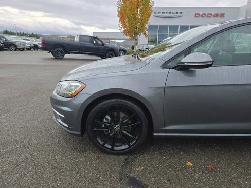 Used 2018 Volkswagen Golf SE image 18