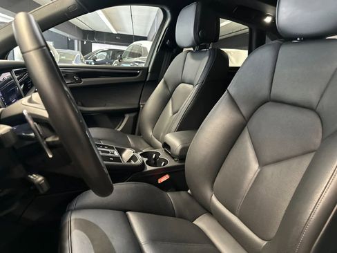 Certified 2025 Porsche Macan AWD/4WD image 5