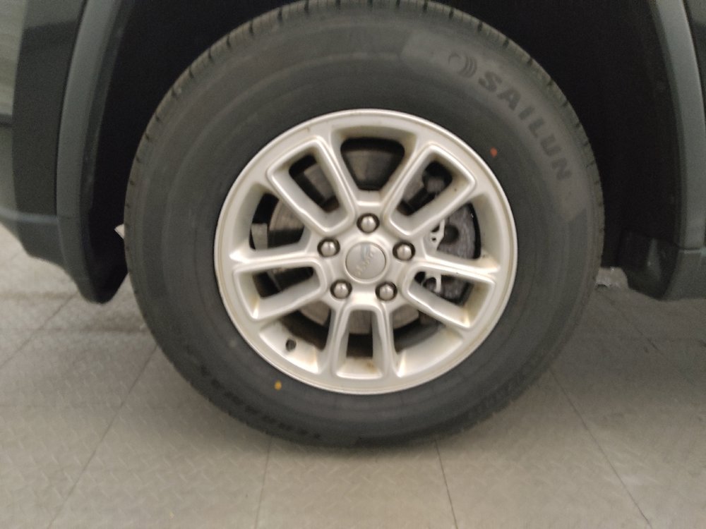 Used 2019 Jeep Grand Cherokee Laredo AWD/4WD image 31