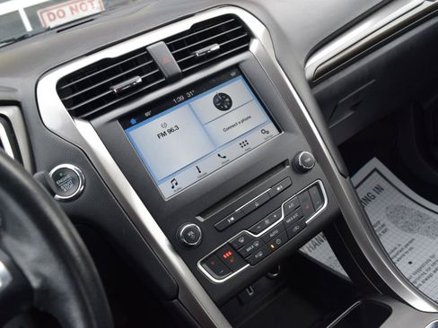 Used 2017 Ford Fusion SE w/ Fusion SE Technology Package FWD image 18