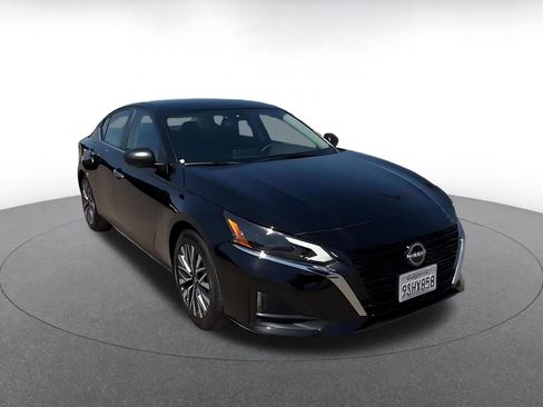 Used 2025 Nissan Altima 2.5 SV FWD image 3