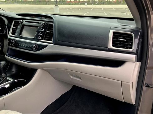 Used 2017 Toyota Highlander LE image 18