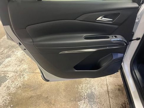 Used 2025 Chevrolet Traverse LT FWD image 24