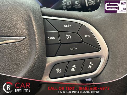 Used 2024 Chrysler Pacifica Limited FWD image 57
