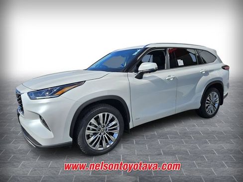 New 2026 Toyota Highlander Platinum image 3