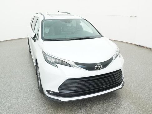 New 2026 Toyota Sienna XLE image 36