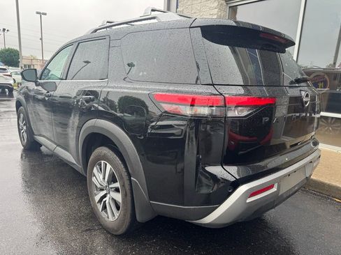 Used 2023 Nissan Pathfinder SL w/ Black Appearance Package AWD/4WD image 3