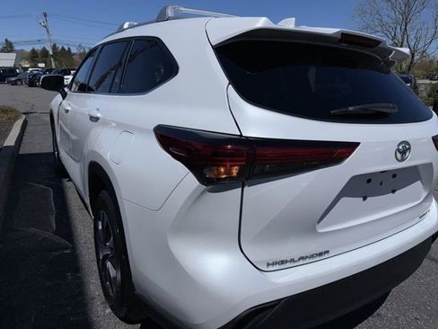 Used 2022 Toyota Highlander XLE AWD/4WD image 5