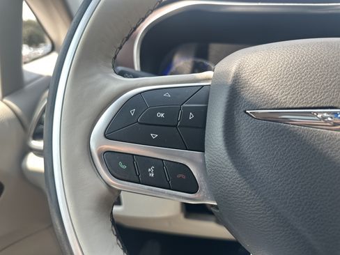 Used 2020 Chrysler Pacifica Limited FWD image 23