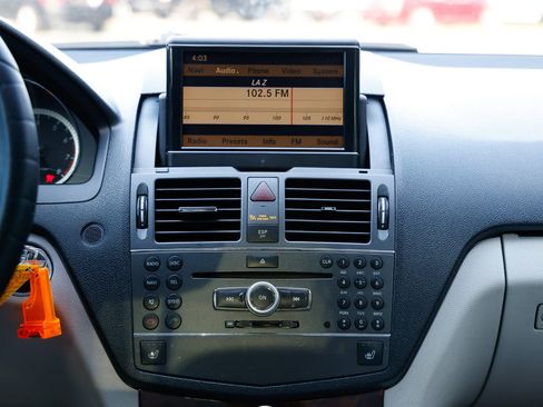 Used 2010 Mercedes-Benz C 300 Sedan image 32