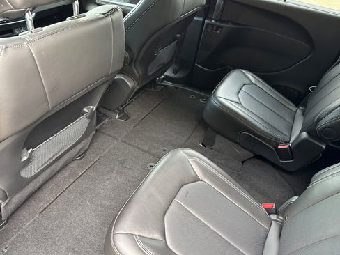 Used 2025 Chrysler Voyager LX image 13