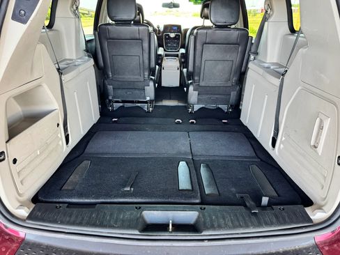 Used 2014 Chrysler Town & Country Touring FWD image 23