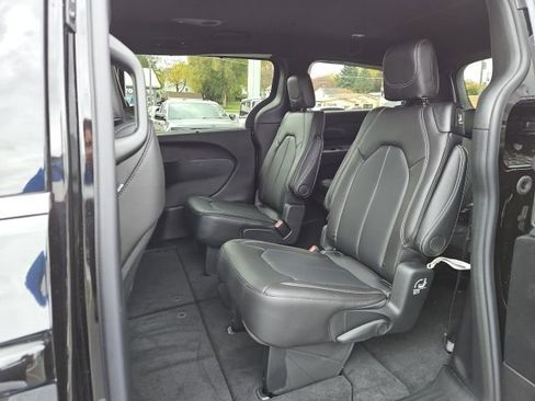 New 2026 Chrysler Pacifica Select image 17