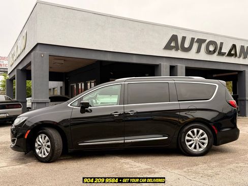 Used 2019 Chrysler Pacifica Touring-L FWD image 4