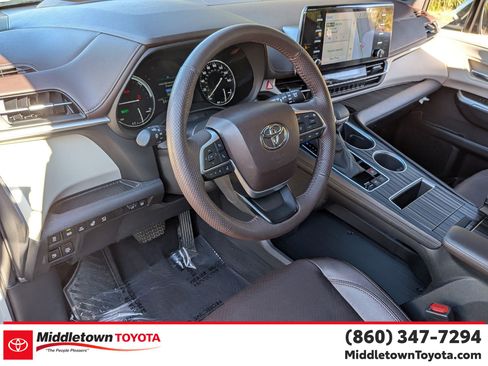 Used 2023 Toyota Sienna Platinum image 16