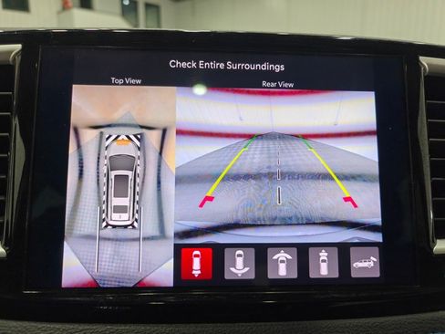 Used 2021 Chrysler Pacifica Touring-L w/ Uconnect Theater Family Group FWD image 10