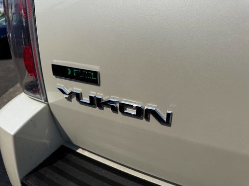Used 2010 GMC Yukon Denali image 10