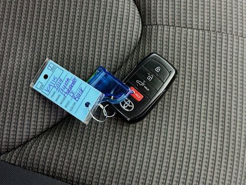 Used 2024 Toyota Highlander LE image 36