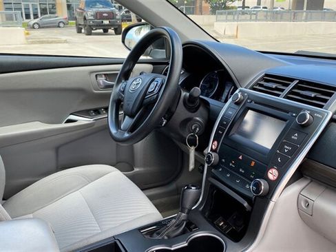 Used 2017 Toyota Camry LE FWD image 9
