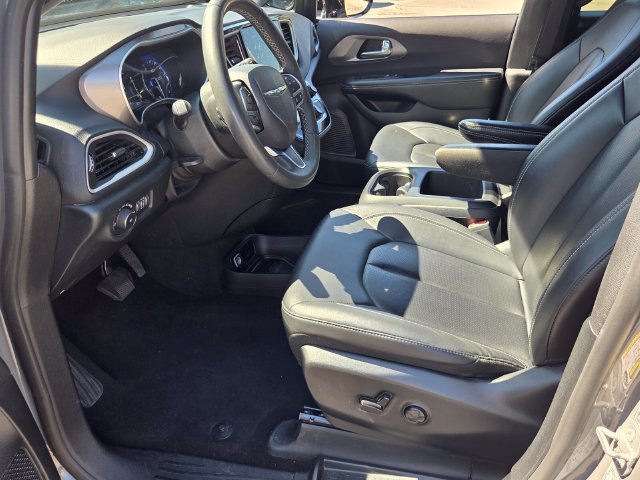 Used 2025 Chrysler Pacifica Select FWD image 12
