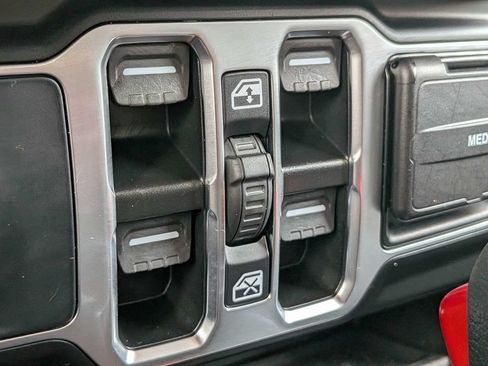 Used 2025 Jeep Wrangler Unlimited Sahara AWD/4WD image 27