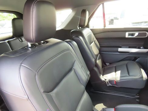 Used 2023 Ford Explorer XLT w/ Equipment Group 202A AWD/4WD image 34