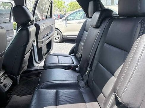 Used 2015 Ford Explorer XLT w/ Equipment Group 202A FWD image 11