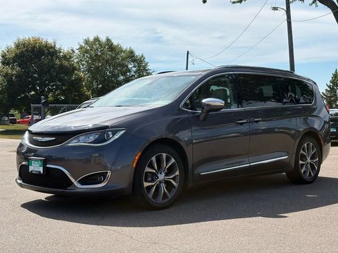 Used 2017 Chrysler Pacifica Limited FWD image 4