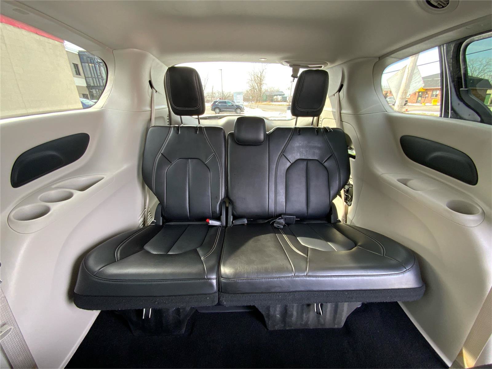Used 2024 Chrysler Pacifica Touring-L FWD image 37